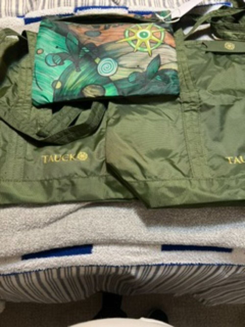 NWT Two Tauck Nylon Foldable Tote Bags Plus 2 Matching Zippered Pouches
